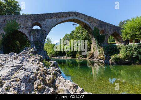 So genannte römische Brücke im Puente Romano Stockfoto