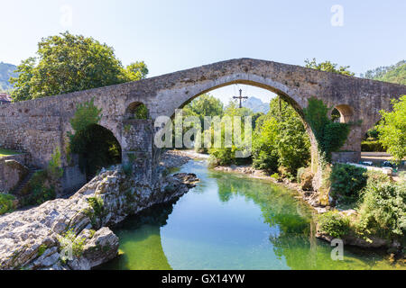 So genannte römische Brücke im Puente Romano Stockfoto