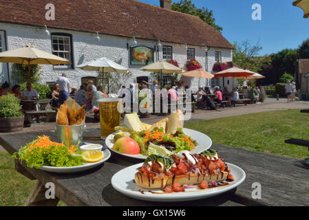 Pub-Mittagessen am Tiger Inn, East Dean, East Sussex, England Stockfoto