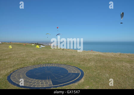 Paragliding über die Windrose am Beachy Head. Eastbourne. Sussex. England. UK Stockfoto