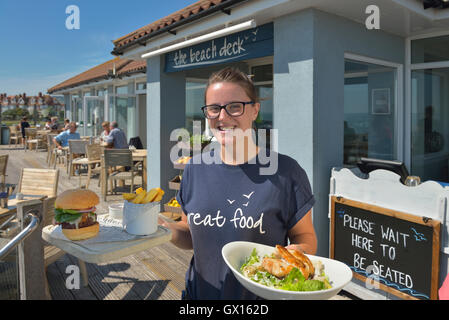 Kellnerin serviert Essen zu The Strand-Deck. Eastbourne. Sussex. England. UK Stockfoto
