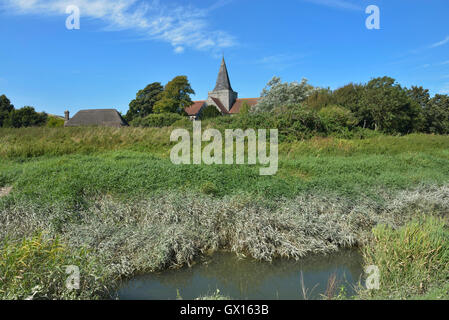 Touristenort Klerus Haus und Str. Andrews Kirche. East Sussex. England. UK Stockfoto