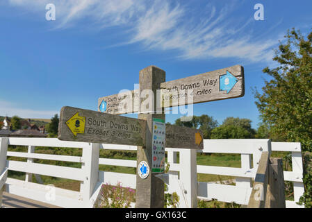 Alfriston Village South Downs Way öffentlichen Fußweg Wegweiser, East Sussex. England. Großbritannien Stockfoto