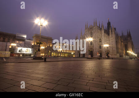 Eine schöne Aufnahme der Mailänder Dom 'Il Duomo di Milano" in der Morgendämmerung Stockfoto