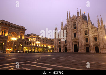Eine schöne Aufnahme der Mailänder Dom 'Il Duomo di Milano" in der Morgendämmerung Stockfoto