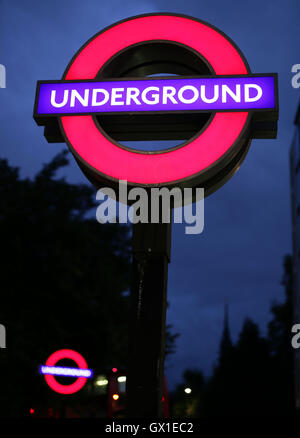 Ein Londoner U-Bahn Zeichen gegen den Nachthimmel außerhalb St. Pauls Station, London. Stockfoto