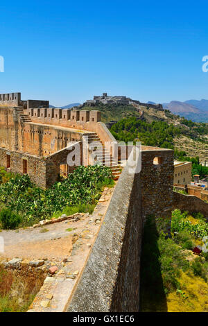 ein Blick auf die maurischen und antiken römischen Reste der Zitadelle von Sagunto, Spanien, in der Spitze eines Hügels Stockfoto