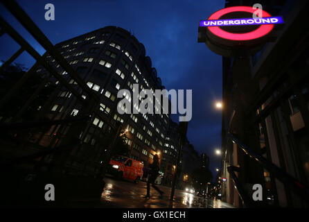Ein Londoner U-Bahn Zeichen gegen den Nachthimmel außerhalb St. Pauls Station, London. Stockfoto