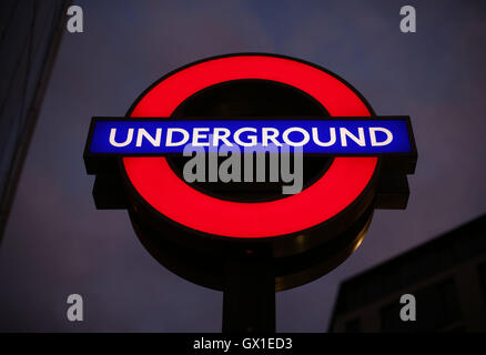 Ein Londoner U-Bahn Zeichen gegen den Nachthimmel außerhalb St. Pauls Station, London. Stockfoto