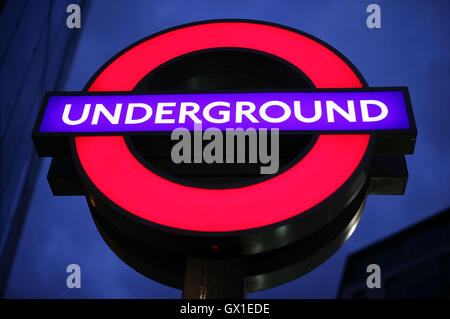 Ein Londoner U-Bahn Zeichen gegen den Nachthimmel außerhalb St. Pauls Station, London. Stockfoto