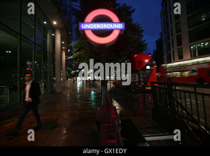 Ein Londoner U-Bahn Zeichen außerhalb St. Pauls Station, London. Stockfoto