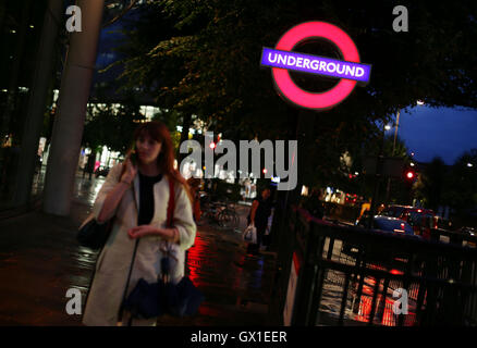 Ein Londoner U-Bahn Zeichen außerhalb St. Pauls Station, London. Stockfoto