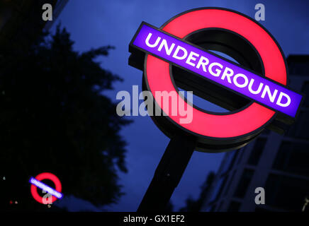 Ein Londoner U-Bahn Zeichen gegen den Nachthimmel außerhalb St. Pauls Station, London. Stockfoto