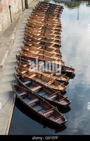 Hölzerne Ruderboote vertäut von Elvet Brücke über den Fluss zu tragen, in der Stadt Durham, England, UK Stockfoto