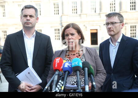 (Von links nach rechts) Sinn Fein-Finanzsprecherin Pearse Doherty, Sinn FÂŽin Stellvertretende Führerin Mary Lou McDonald und Sinn Fein's David Cullinane, sprechen als Reaktion auf den Nama-Bericht, Da die irische Regierung eine Untersuchung über den umstrittenen Verkauf nordirischen Immobilienvermögens in Höhe von £1.2 Milliarden durch die Bad Bank Nama außerhalb von Regierungsgebäuden in Dublin anordnen wird. Stockfoto