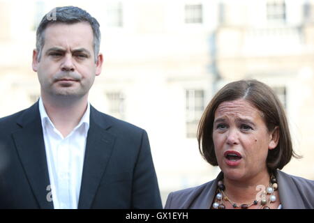 Sinn Fein-Finanzsprecherin Pearse Doherty (links) und Sinn FÂŽin stellvertretende Vorsitzende Mary Lou McDonald sprechen als Reaktion auf den Nama-Bericht, da die irische Regierung eine Untersuchung über den umstrittenen £1.2-Milliarden-Verkauf nordirischen Immobilienvermögens durch die Bad Bank Nama anordnen soll, Außerhalb von Regierungsgebäuden in Dublin. Stockfoto