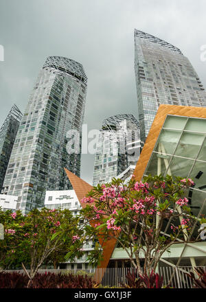 Reflexionen in der Keppel Bay in Singapur ist Luxus Wohnanlage am Wasser. Stockfoto