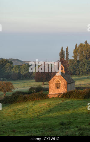 St. Oswald's Kirche bei Sonnenaufgang, Widford, Cotswolds, Oxfordshire, England Stockfoto