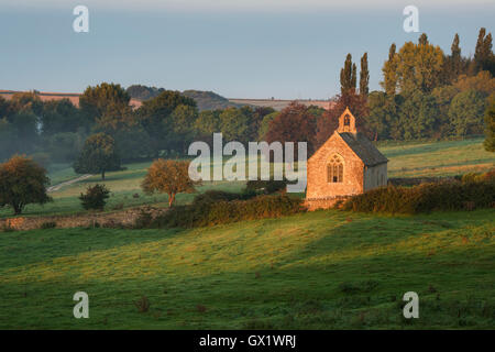 St. Oswald's Kirche bei Sonnenaufgang, Widford, Cotswolds, Oxfordshire, England Stockfoto