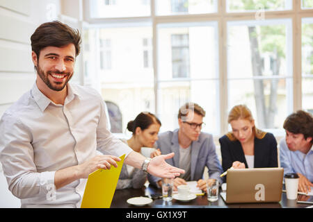 Erfolgreiche Berater Mann mit seinem Team in Start-up Stockfoto