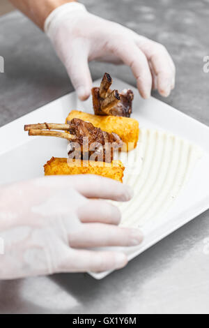 Lammrücken mit gestampften Kartoffeln gefüllte Kroketten Stockfoto