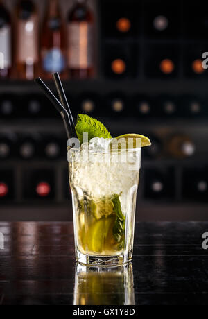 Mojito cocktail mit Limette und Minze in Highball-Glas Stockfoto