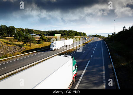 LKW auf einer malerischen Autobahn Stockfoto