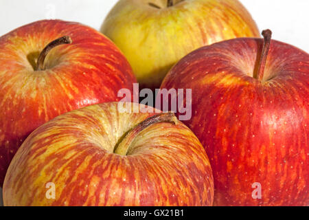 Extreme Nahaufnahme Abschnitten von vier frische rote Äpfel Muster und Texturen Stockfoto