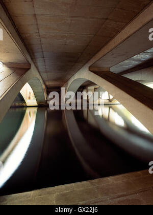 Der elegante & friedliche Unterseite des Runnymede Brücke der Autobahn M25 über den Fluss Themse in der Nähe von Egham, Surrey. Stockfoto