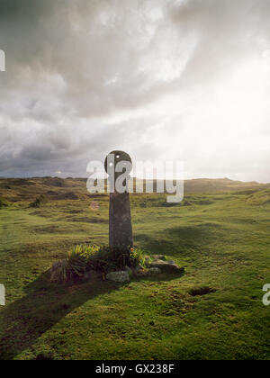 St. Piran Kreuz, Cornwall, ein Rad-headed Kreuz aka Christi Mace, Granit steht in Penhale Sand Dünen in der Nähe des Heiligen C5th Oratorium. Sonne & Regen. Stockfoto