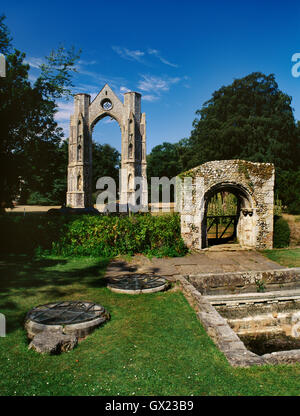 Walsingham Abbey, Norfolk: Twin Brunnen & E Ende des Chors an Stelle des Heiligen Hauses von Nazareth von sächsischen Adligen Richeldis de Favarches gebaut. Stockfoto