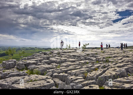 Kalkstein Pflaster ist oberhalb der Bucht Malham Cove Stockfoto