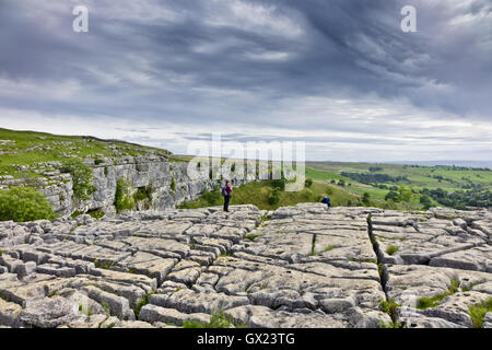 Kalkstein Pflaster ist oberhalb der Bucht Malham Cove Stockfoto