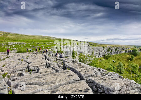 Kalkstein Pflaster ist oberhalb der Bucht Malham Cove Stockfoto