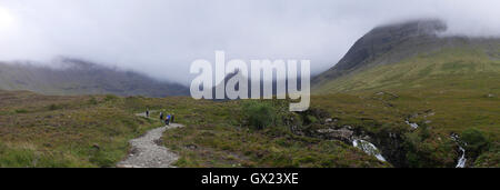 Panorama der Fairy Pools am Fuße des schwarzen Cullins in der Nähe von Glenbrittle Stockfoto