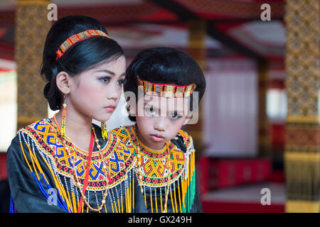 Porträt von zwei jungen Toraja-Pose für Kamera mit Tracht bei einer Beerdigungszeremonie während des Festivals Rambu Solo. Stockfoto