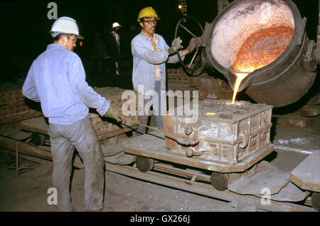 Flüssigstahl in Sandformen in Tangshan in Strömen. Stockfoto