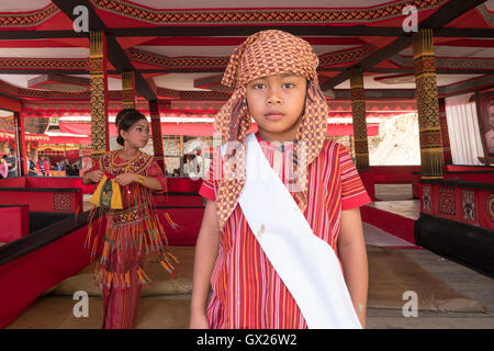 Porträt von zwei jungen Toraja-Pose für Kamera mit Tracht. Stockfoto