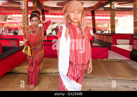 Porträt von zwei jungen Toraja-Pose für Kamera mit Tracht. Stockfoto