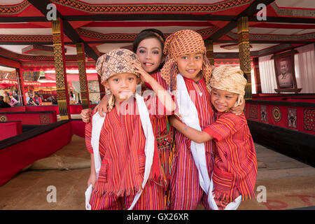 Porträt von zwei jungen Toraja-Pose für Kamera mit Tracht. Stockfoto