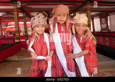 Porträt von zwei jungen Toraja-Pose für Kamera mit Tracht. Stockfoto