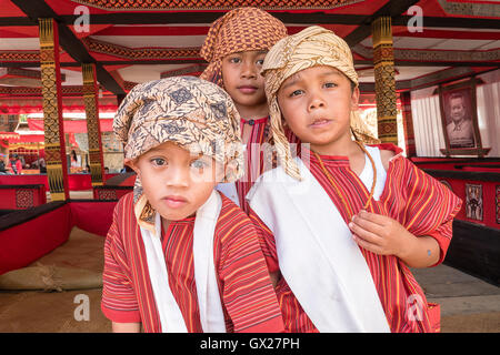 Porträt von zwei jungen Toraja-Pose für Kamera mit Tracht. Stockfoto