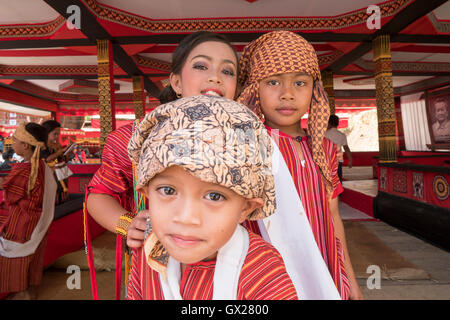 Porträt von zwei jungen Toraja-Pose für Kamera mit Tracht. Stockfoto