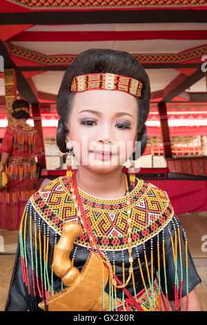 Porträt von zwei jungen Toraja-Pose für Kamera mit Tracht. Stockfoto