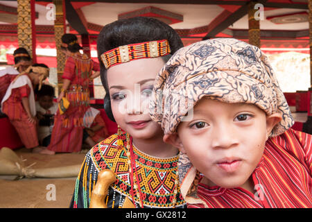 Porträt von zwei jungen Toraja-Pose für Kamera mit Tracht. Stockfoto