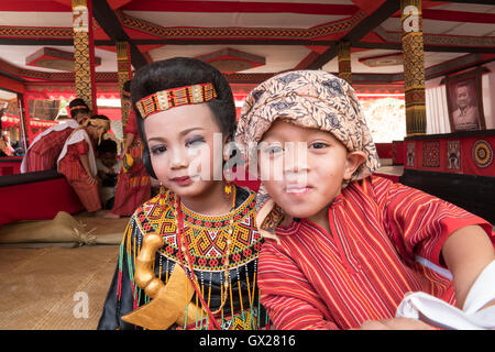 Porträt von zwei jungen Toraja-Pose für Kamera mit Tracht. Stockfoto