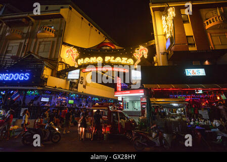Eingang zum Nana Plaza in Bangkok Thailand Stockfoto