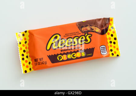 Reese es gefüllt mit Stücke Peanut Butter Cups (Reeses Peanut Butter Cups mit Reeses Stück Candy), von Hershey. Stockfoto