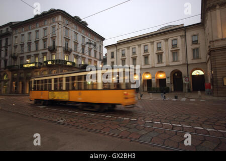 Eine Straßenbahn vorbei in der Nähe der Oper Theater "Teatro alla Scala", Mailand, Italien Stockfoto