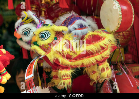 Spielzeug-Löwen auf Verkauf im Souvenir-Shop in Singapurs Chinatown Stockfoto